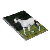 Paard van verf die in grijs veld loopt notitieboek (Rechterzijde)