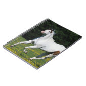 Paard van verf die in grijs veld loopt notitieboek (Linkerzijde)