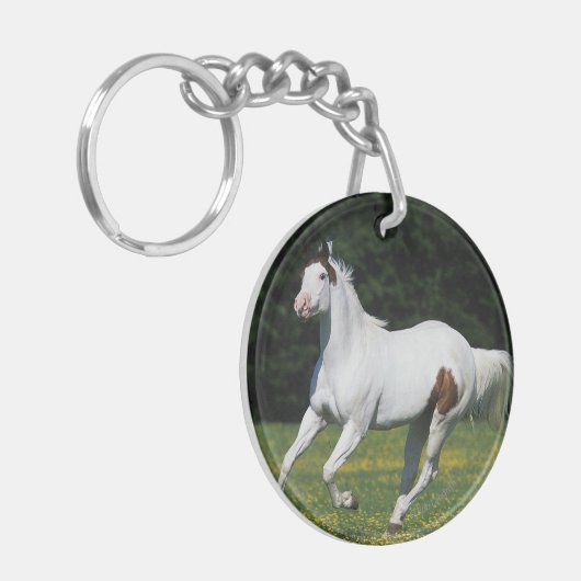 Paard van verf die in grijs veld loopt sleutelhanger (Voorkant Links)