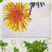 Paardebloem en Schaduw kitcna Theedoek (Gevouwen)