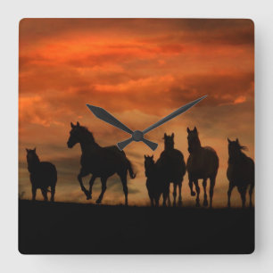 Paarden bij zonsondergang lopende klok