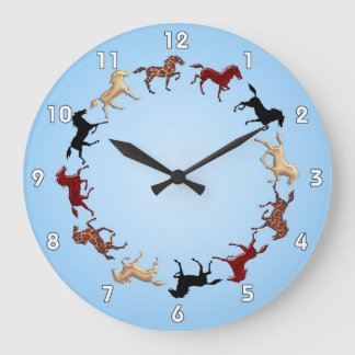 Paarden cirkelen rond de klok