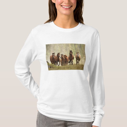 Paarden cresting kleine heuvel tijdens afronding t-shirt (Voorkant)