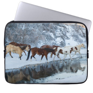 Paarden die de kreek oversteken laptop sleeve
