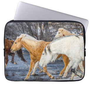 Paarden die de stroom oversteken laptop sleeve