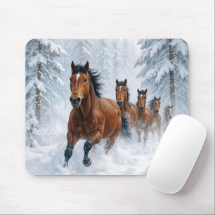 Paarden die door een besneeuwd bos rennen muismat
