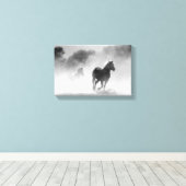 Paarden die door mist lopen in zwart-wit kanaal canvas afdruk (Insitu (Houten vloer))