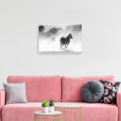 Paarden die door mist lopen in zwart-wit kanaal canvas afdruk (Insitu (Woonkamer))