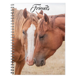 Paarden die elkaar in een wei aaien notitieboek
