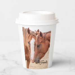 Paarden die elkaar in een wei aaien papieren bekers