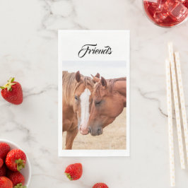 Paarden die elkaar in een wei aaien servet