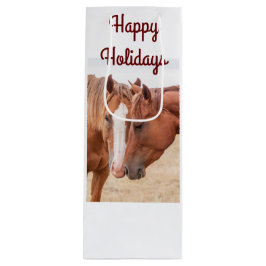 Paarden die elkaar in een wei aaien wijn cadeautas