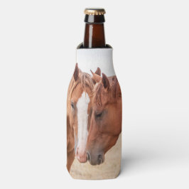 Paarden die elkaar in een weiland aaien flesjeskoeler