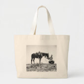 Paarden die eten uit het pet van een cowboy. grote tote bag (Voorkant)