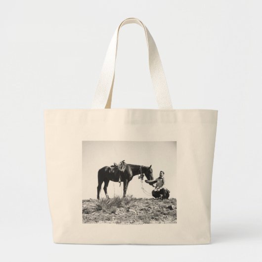 Paarden die eten uit het pet van een cowboy. grote tote bag (Voorkant)