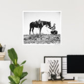 Paarden die eten uit het pet van een cowboy. poster (Thuiskantoor)