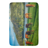 Paarden die grazen nabij een rivier en berg badmat (Voorkant Verticaal)