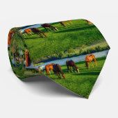 Paarden die grazen nabij een rivier stropdas (Opgerold)