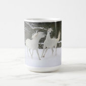 Paarden die in de sneeuwMok spelen Koffiemok (Center)