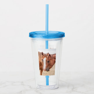 Paarden die in een weiland snuiven acryl drinkbeker