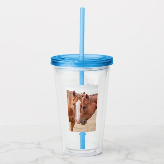 Paarden die in een weiland snuiven acryl drinkbeker (Voorkant)