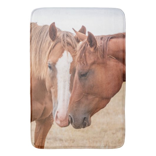 Paarden die in een weiland snuiven badmat (Voorkant Verticaal)