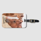 Paarden die in een weiland snuiven bagagelabel (Voorkant (horizontaal))