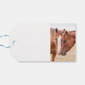 Paarden die in een weiland snuiven cadeaulabel (Achterkant Horizontaal)