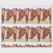 Paarden die in een weiland snuiven cadeaupapier (Vlak)