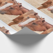 Paarden die in een weiland snuiven cadeaupapier (Hoek)