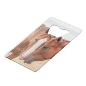 Paarden die in een weiland snuiven creditkaart flessenopener (Voorkant Gekanteld)