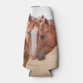 Paarden die in een weiland snuiven flesjeskoeler (Voorkant)