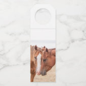 Paarden die in een weiland snuiven flessenhanger (Achterkant)