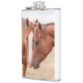 Paarden die in een weiland snuiven heupfles (Links)