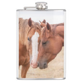 Paarden die in een weiland snuiven heupfles (Voorkant)