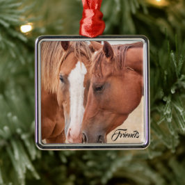 Paarden die in een weiland snuiven metalen ornament