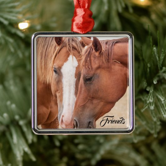 Paarden die in een weiland snuiven metalen ornament (Boom)