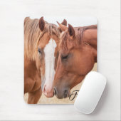 Paarden die in een weiland snuiven muismat (Met muis)