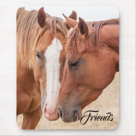 Paarden die in een weiland snuiven muismat