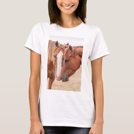 Paarden die in een weiland snuiven t-shirt (Voorkant)