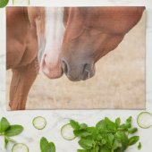 Paarden die in een weiland snuiven theedoek (Gevouwen)