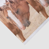 Paarden die in een weiland snuiven tissuepapier (Detail)