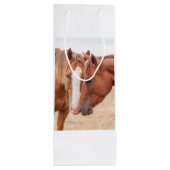 Paarden die in een weiland snuiven wijn cadeautas (Achterkant)