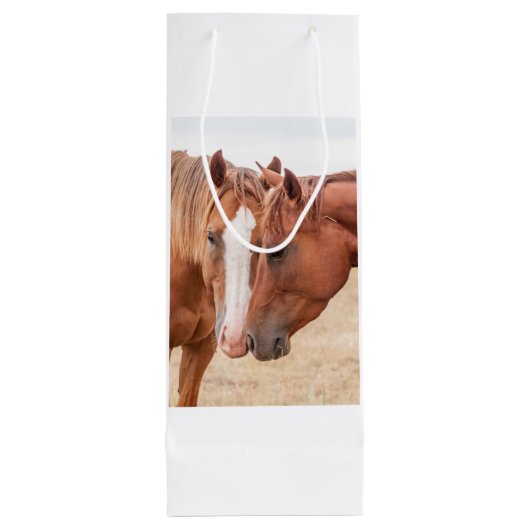 Paarden die in een weiland snuiven wijn cadeautas (Achterkant)