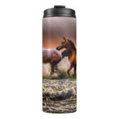 Paarden die in het Surf van de oceaan op de Sunset Thermosbeker (Voorkant)