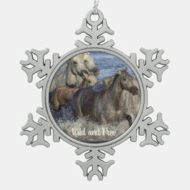 Paarden die in het water galmen tin sneeuwvlok ornament