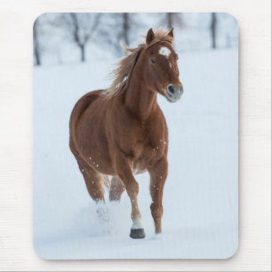 Paarden die in sneeuw lopen muismat