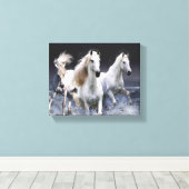 Paarden die lopen met kussens canvas afdruk (Insitu (Houten vloer))