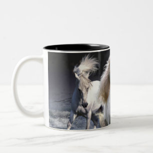 Paarden die lopen met kussens tweekleurige koffiemok