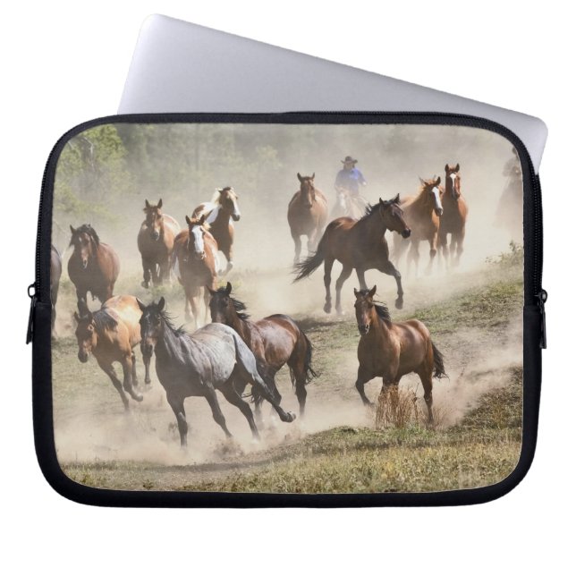 Paarden die lopen tijdens de rondleiding in Montan Laptop Sleeve (Voorkant)